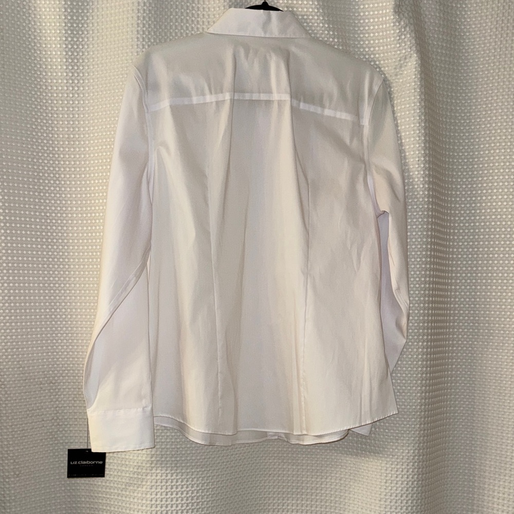 Liz Claiborne Women's Classic White Button Down Shirt - Picture 4 of 4